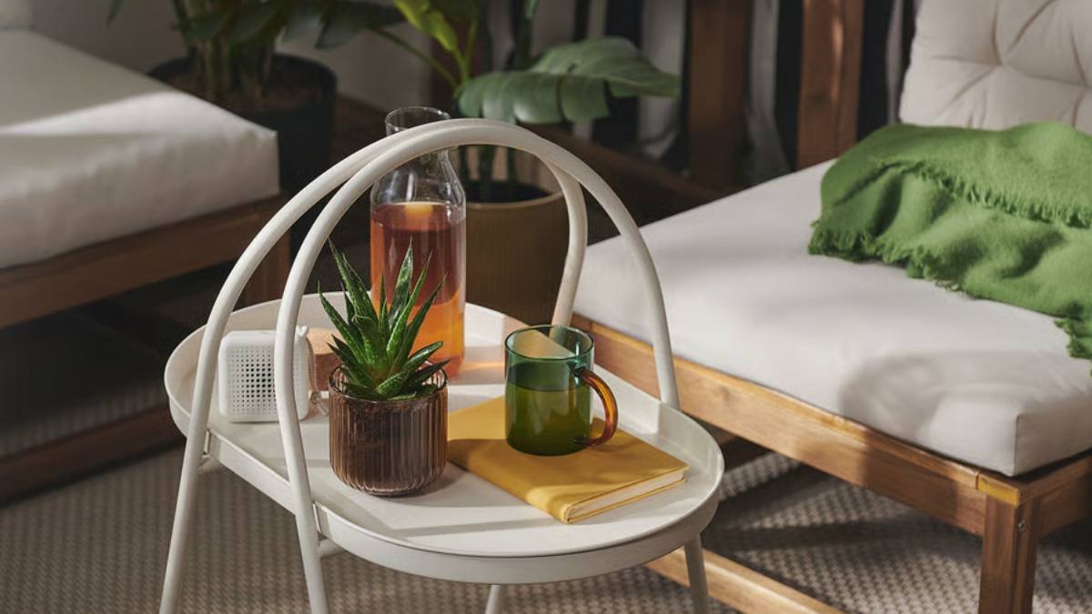 La mesa MÅBÄRSSKÄR de IKEA combina diseño ligero y funcionalidad para transformar cualquier espacio exterior