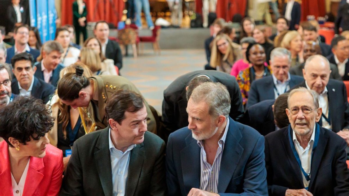 Alfonso Fernández Mañueco junto a Felipe VI en el Aspen Institute.