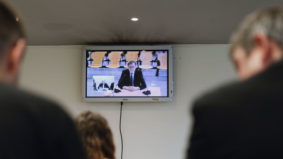 Una pantalla en la sala de prensa muestra a Rajoy durante su declaración como testigo en el juicio del caso Kitchen.