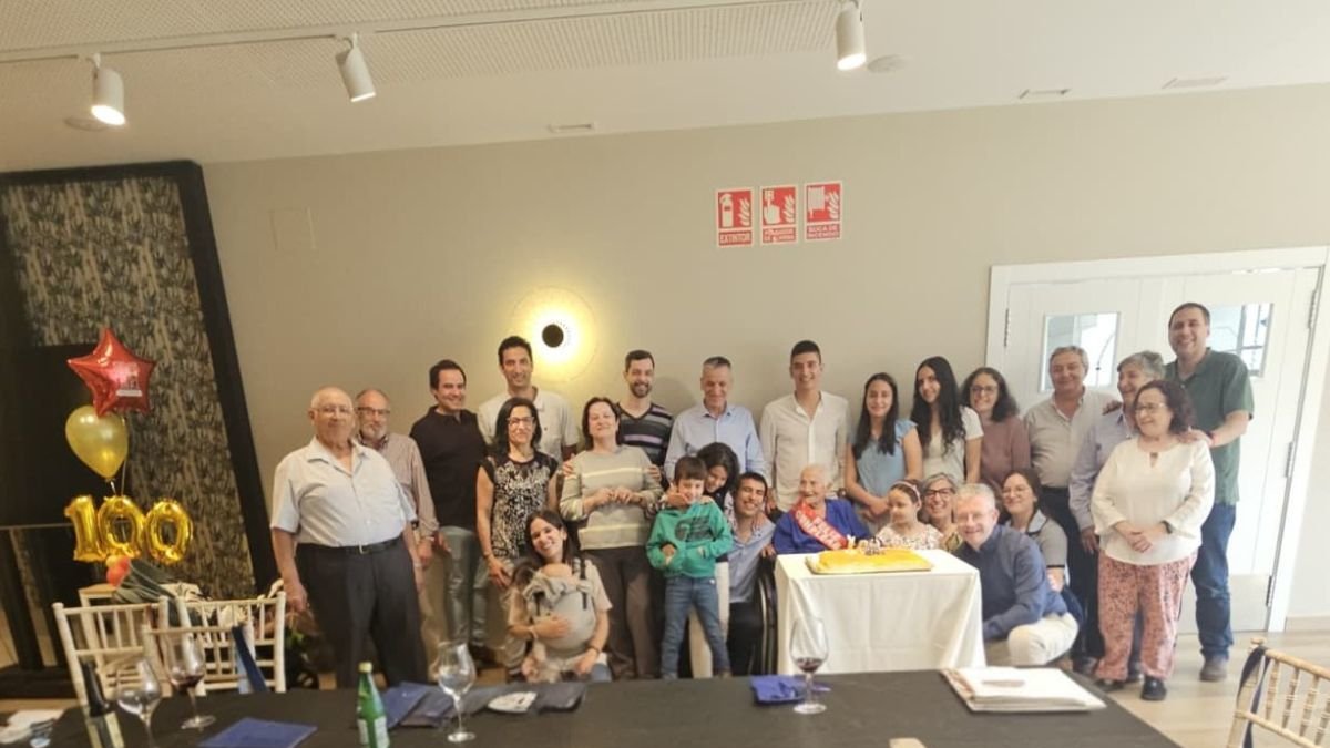 La familia arropó a María en su centenario.