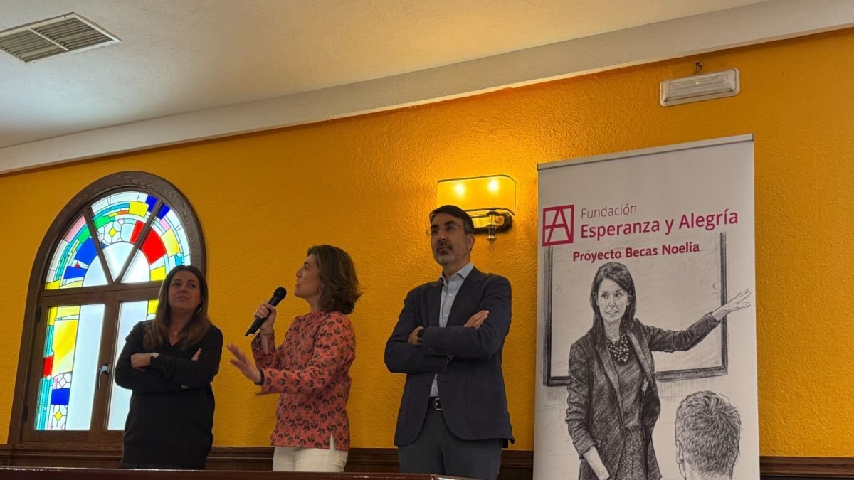 José Antonio López, Carmen Alba y María Rodríguez durante la presentación de las becas.