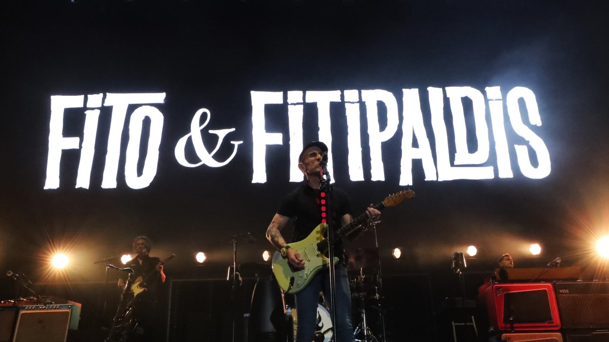 Fito Cabrales sobre el escenario del Auditorio Municipal.