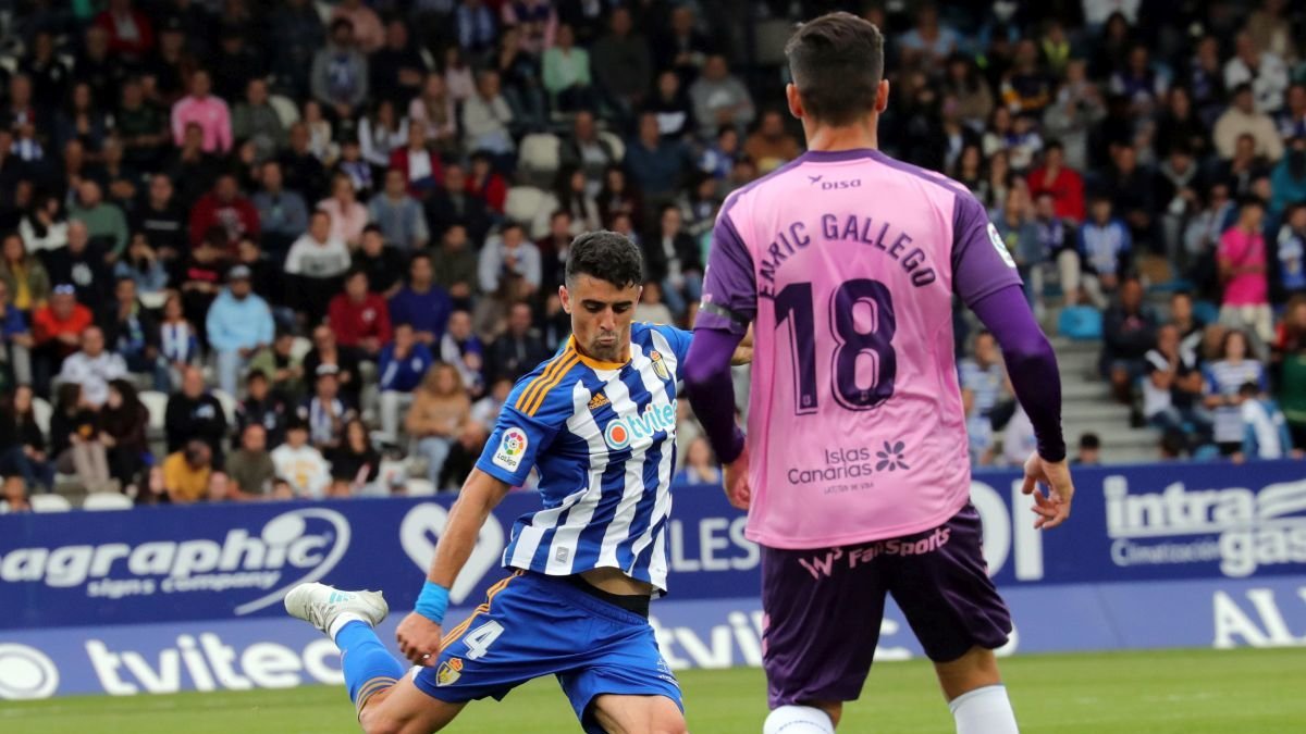 Enric Gallego, que hoy será titular, presiona a Pascanu en el último precedente (2-2).
