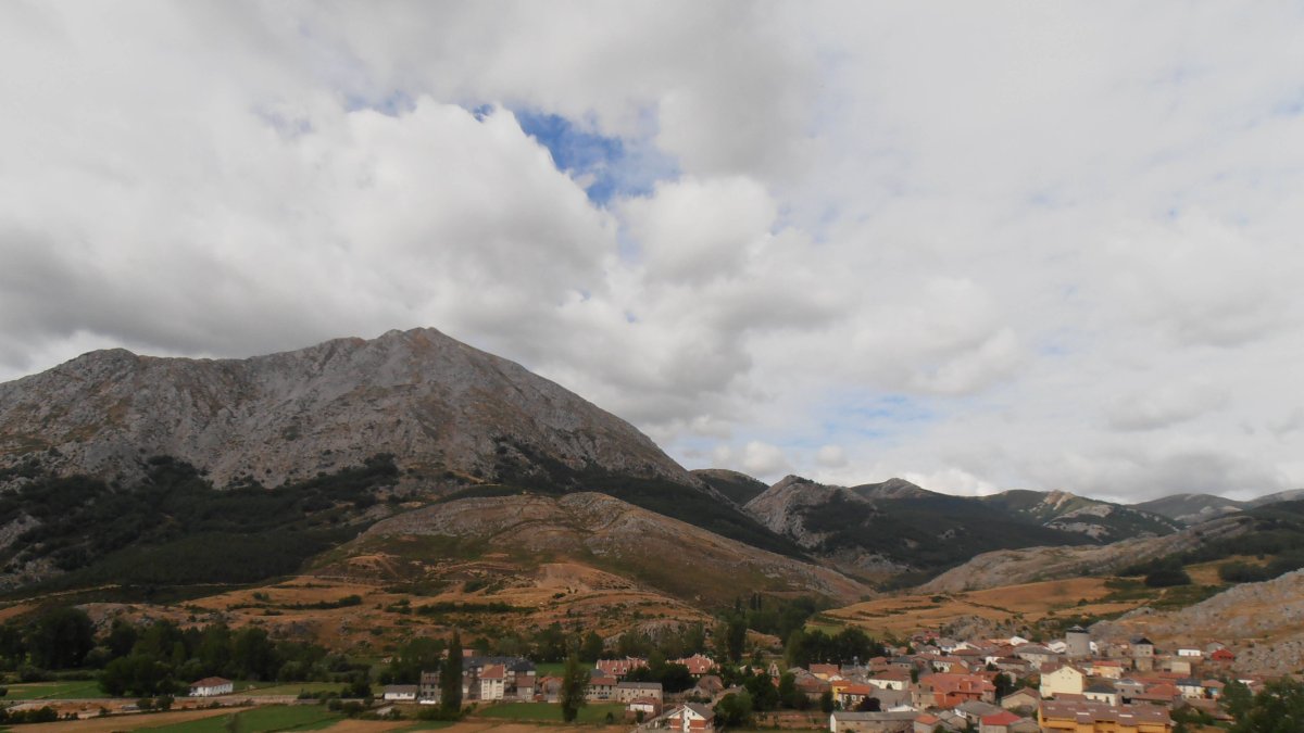 Puebla de Lillo, al pie del pico Susarón.