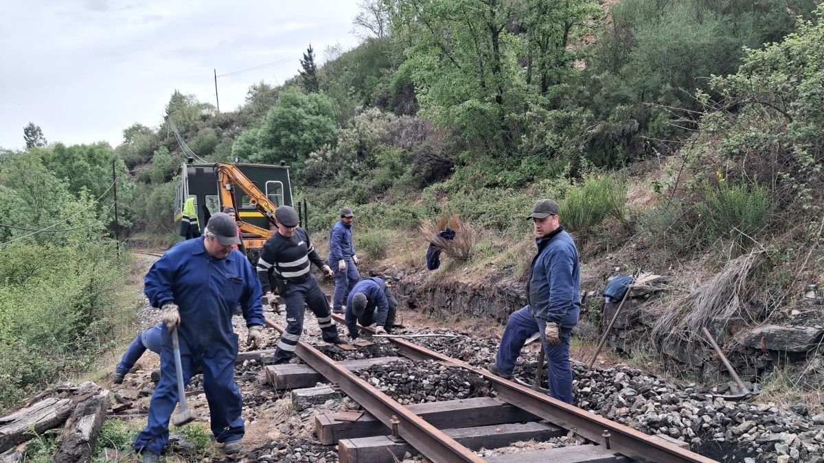 Trabajos de sustitución de traviesas en la línea del ferrocarril minero.