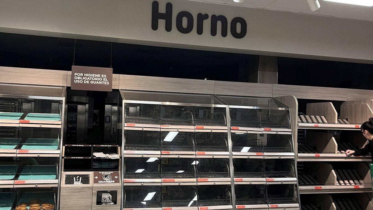 Un lineal de supermercado agotado el pasado 28 de abril de 2025, tras el apagón.