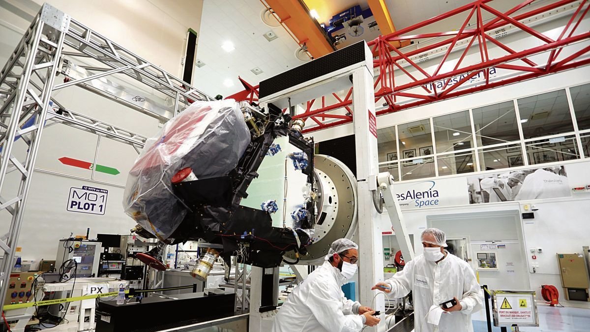 El satélite MTG-I2 en la sala blanca de la empresa Thales Alenia Space en Cannes (Francia).