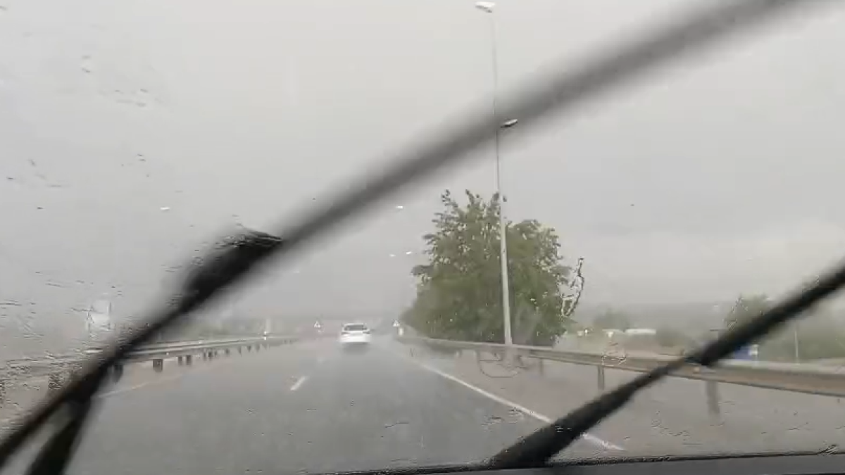La Virgen de León sufre las intensas lluvias de este lunes.