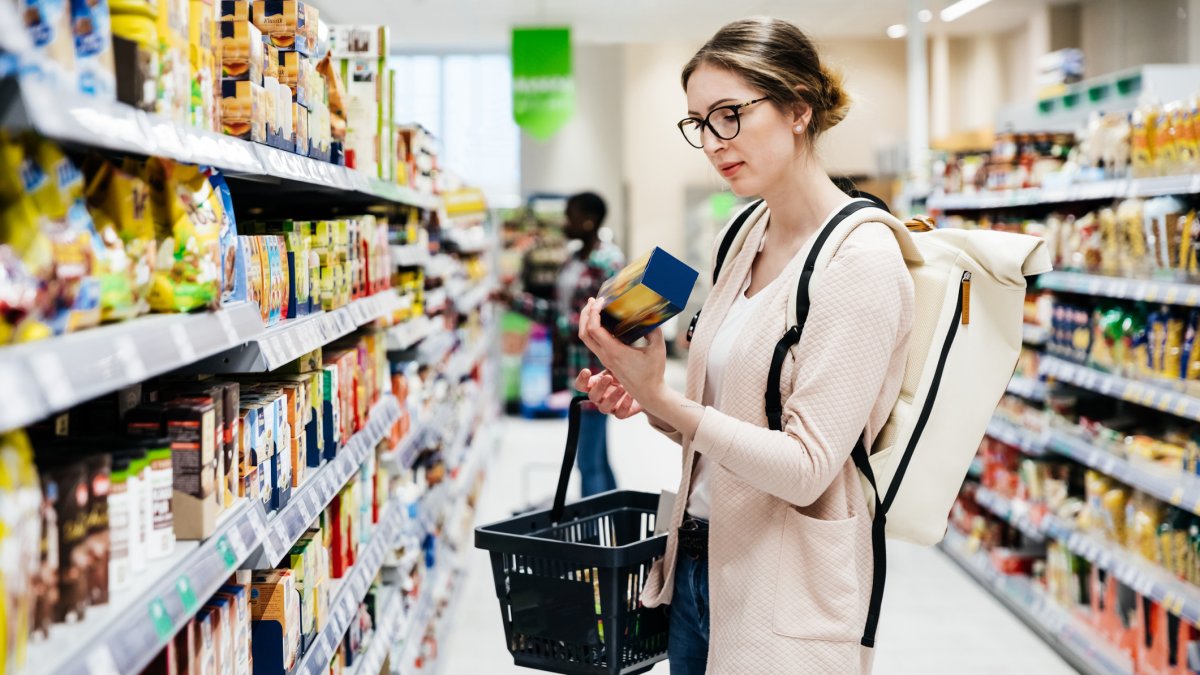 Una mujer compra en el supermercado
