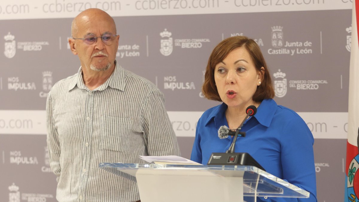 El consejero comarcal Pedro Fernández y la gerente del Banco de Tierras, Beatriz Anievas.