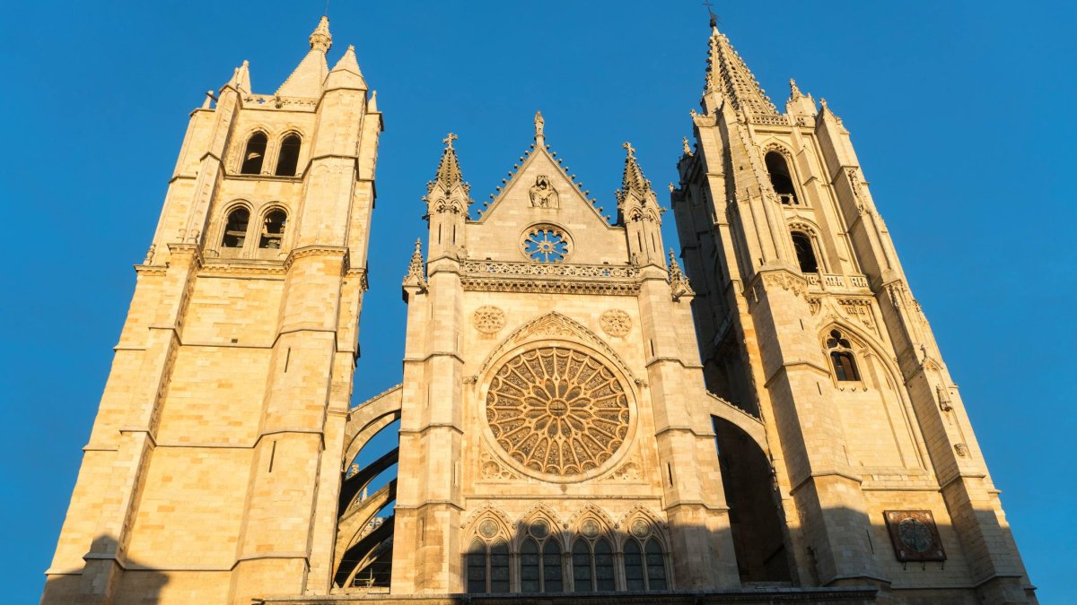 La Catedral de León, uno de los grandes iconos del gótico español, escenario de la leyenda del supuesto topo que intrigó durante siglos