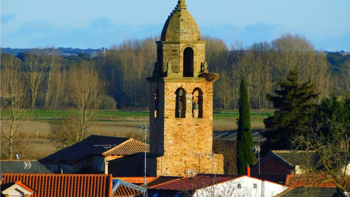 Vista de la torre de la iglesia de Alija del Infantado, el pueblo leonés sin mar que ha sorprendido por su histórica vinculación con la Armada Española