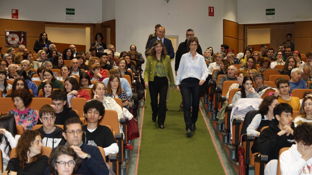 Nuria González y Anik De Groop entran en el salón de Grados de Ingeniería con Diez y Vaquerizo detrás.