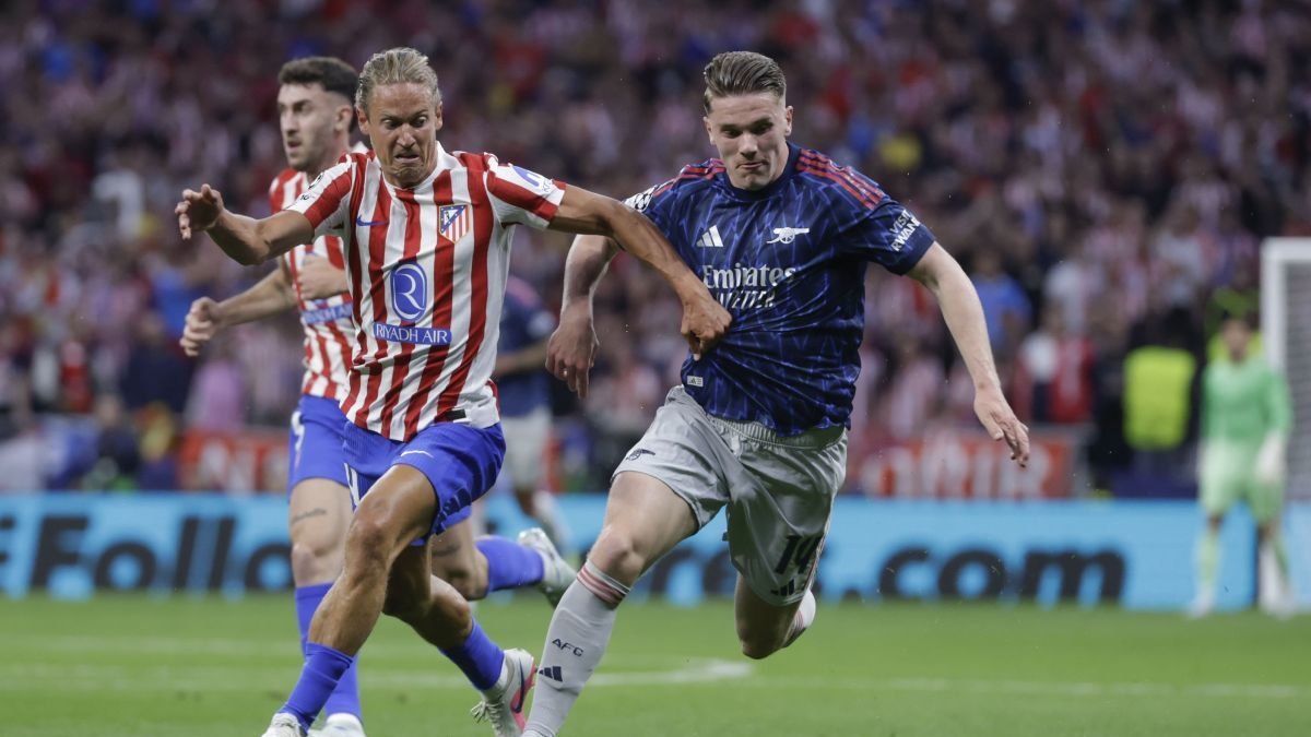 El rojiblanco Marcos Llorente pugna con un jugador del Arsenal.