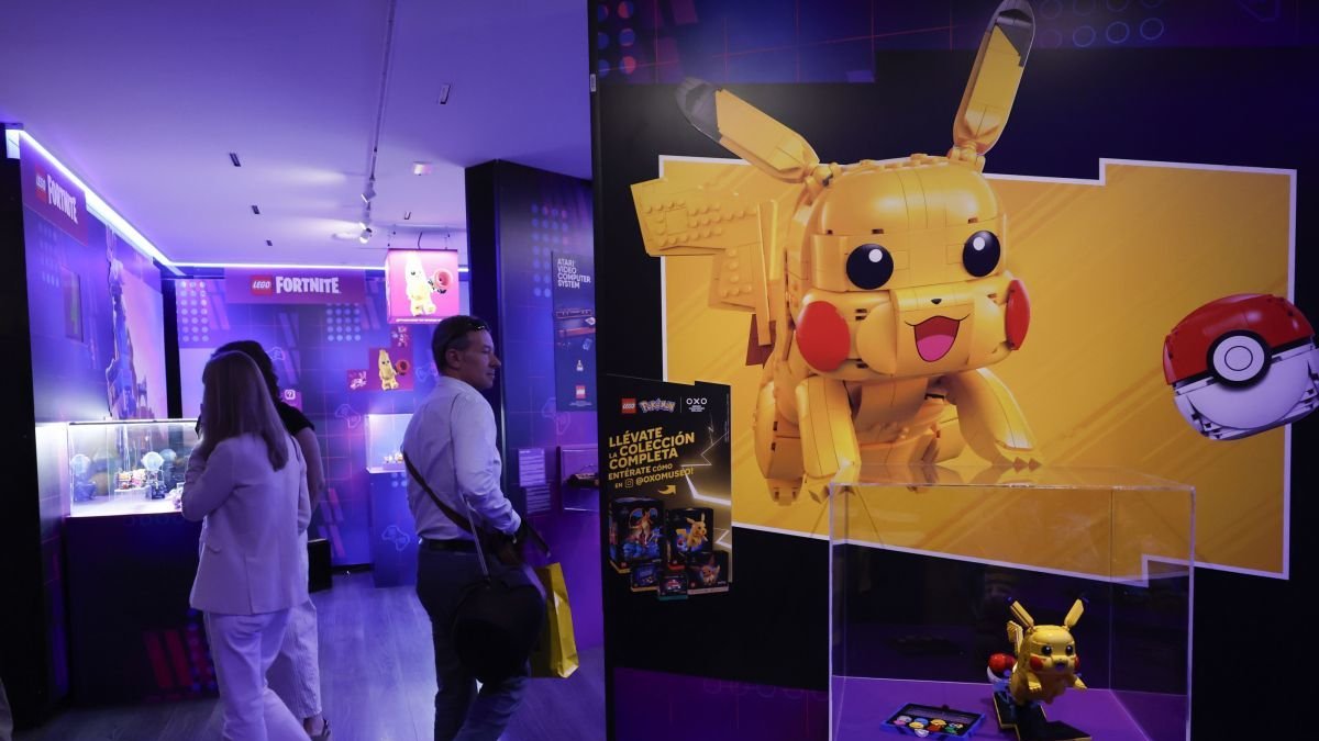 Imagen de la exposición de Lego que celebra los 30 años de su lanzamiento al mundo digital.