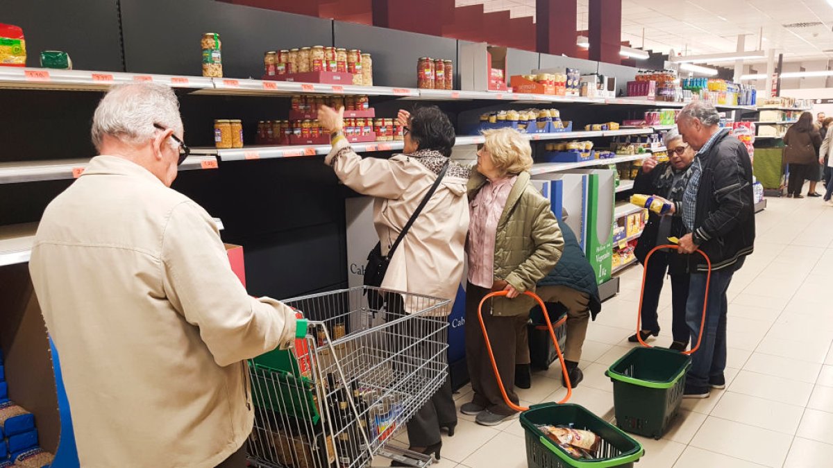 Un grupo de persona compra en un supermercado