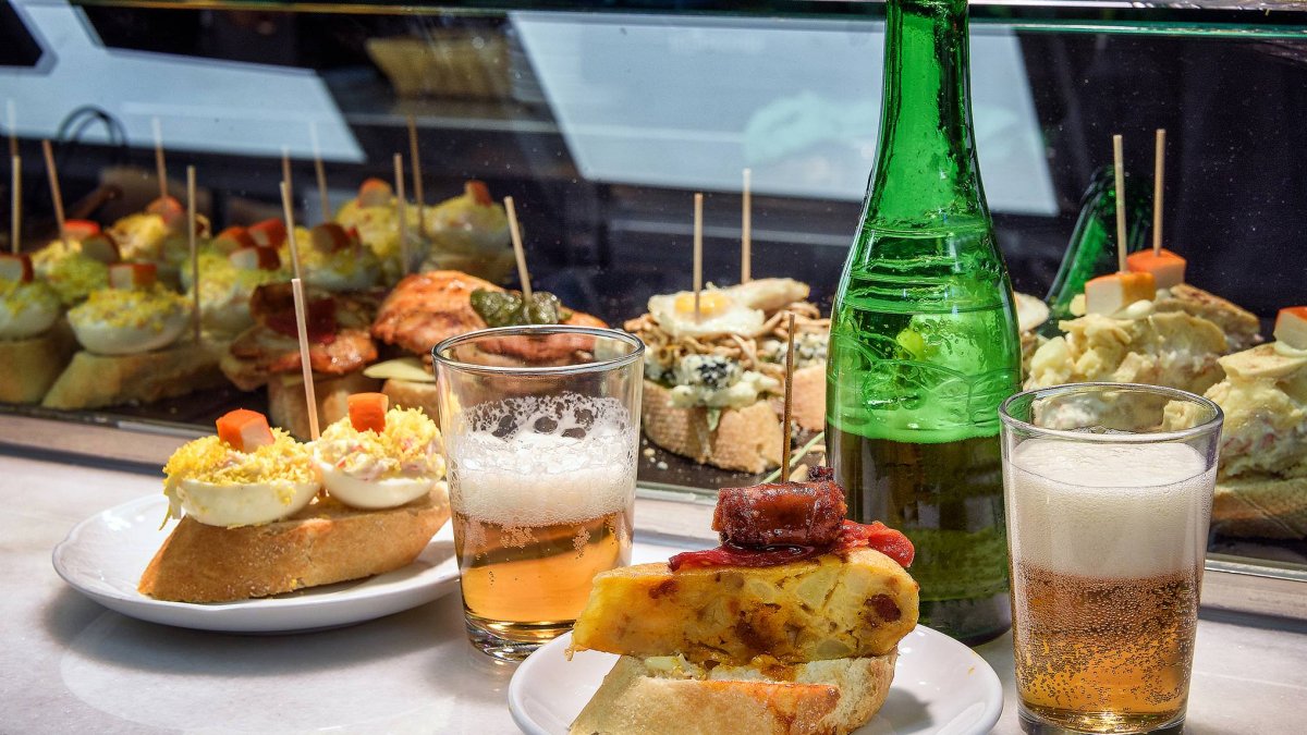 La cultura de la tapa combina bebida y pequeños bocados en barras como esta, donde tradición y gastronomía se encuentran en cada consumición