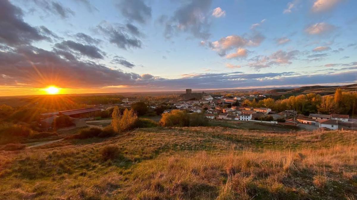Cea al atardecer, con su castillo dominando el paisaje sobre las lomas junto al río que da nombre a la villa