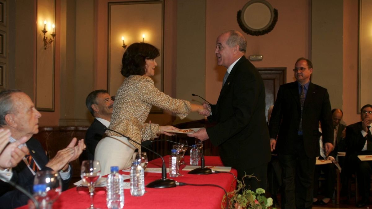Alfonso García recibe de la ministra Carmen Calvo, con Manuel Fraga Iribarne a la izquierda de la imagen, el premio nacional de fomento a la lectura, en 2005. NORBERTO