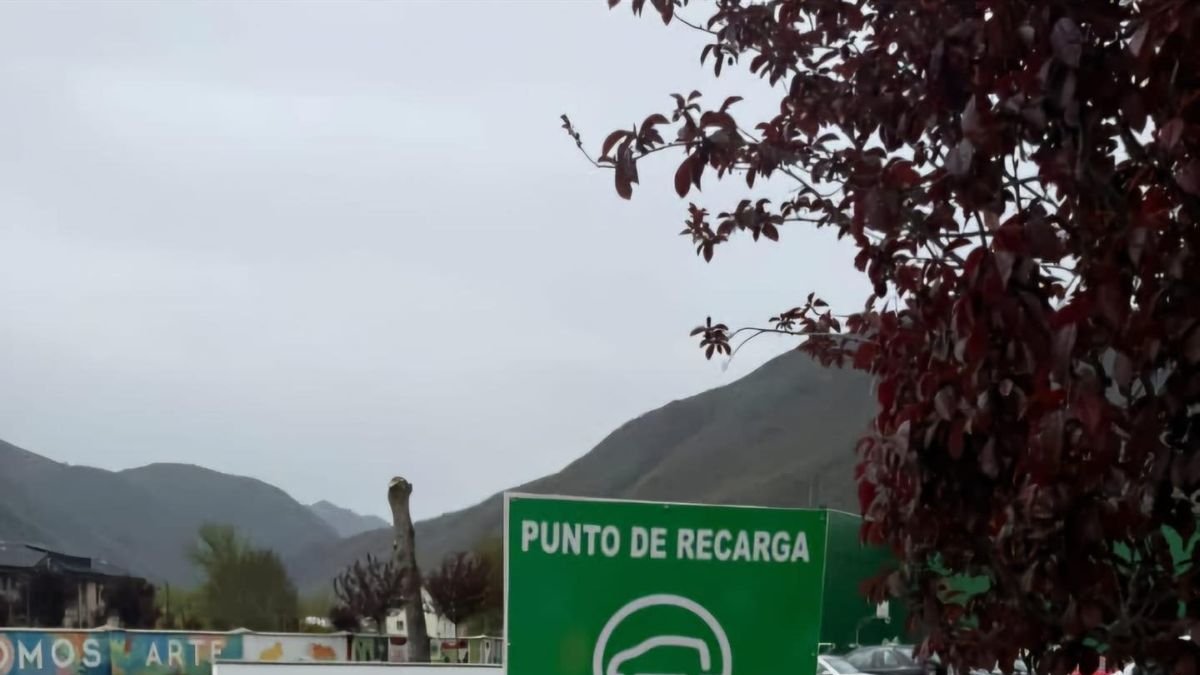 El punto se encuentra en el aparcamiento del polideportivo.