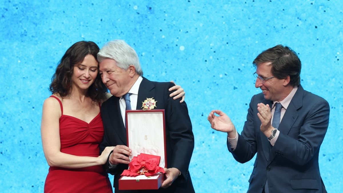La presidenta de la Comunidad de Madrid, Isabel Díaz Ayuso con Enrique Cerezo y José Luis Martínez Almeida.