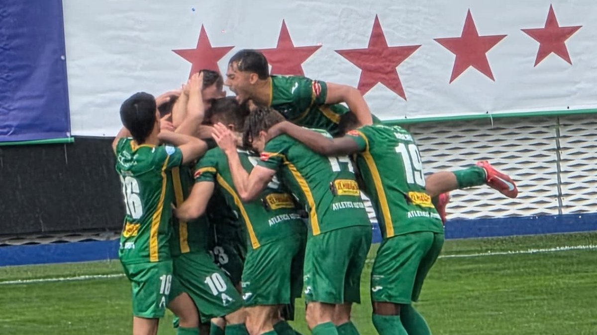 Los jugadores del Atlético Astorga celebran el gol del empate que sellaba su permanencia en la categoría.