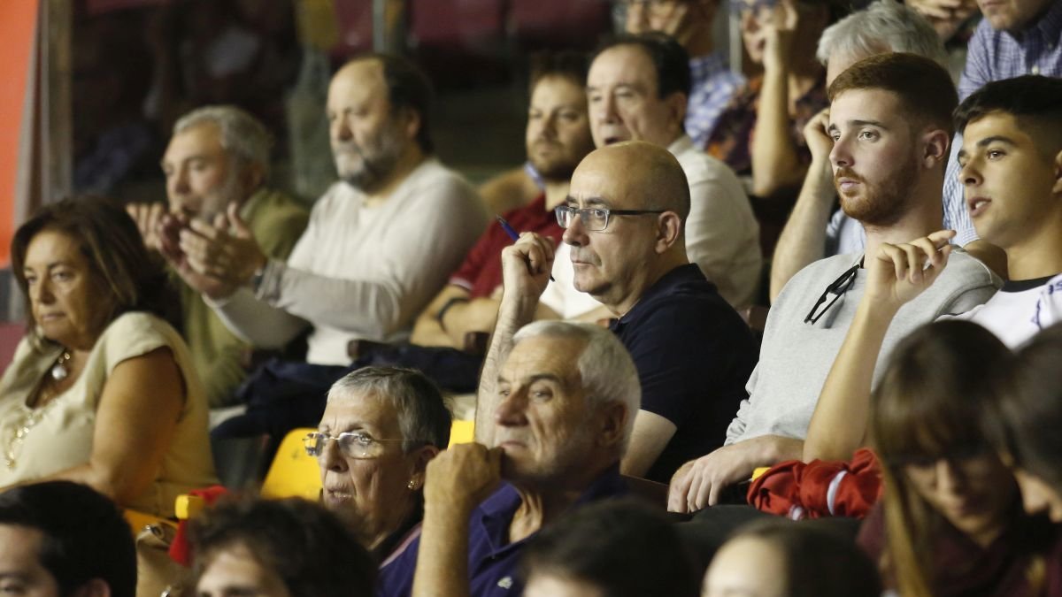 El seleccionador español de balonmano Jordi Ribera presenció el duelo entre Ademar y Logroño.