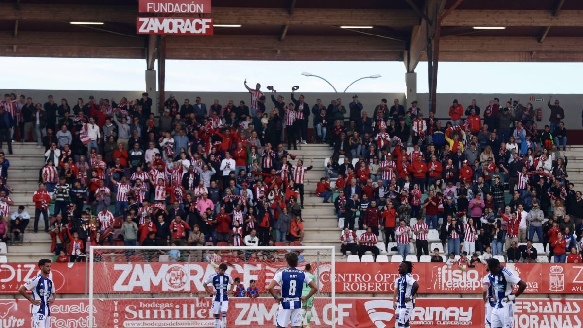 Los jugadores de la Deportiva lamentan sobre el césped del Ruta de la Plata uno de los goles.