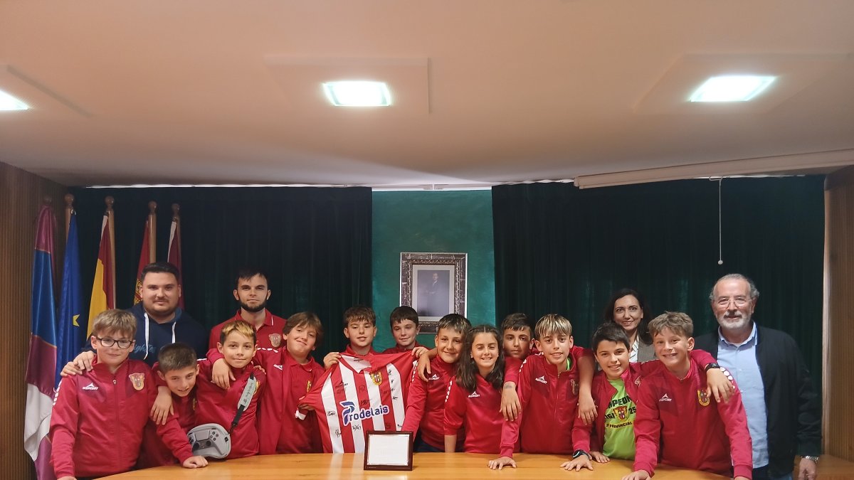 Homenaje en el Ayuntamiento a la plantilla del Atlético Paramés alevín.