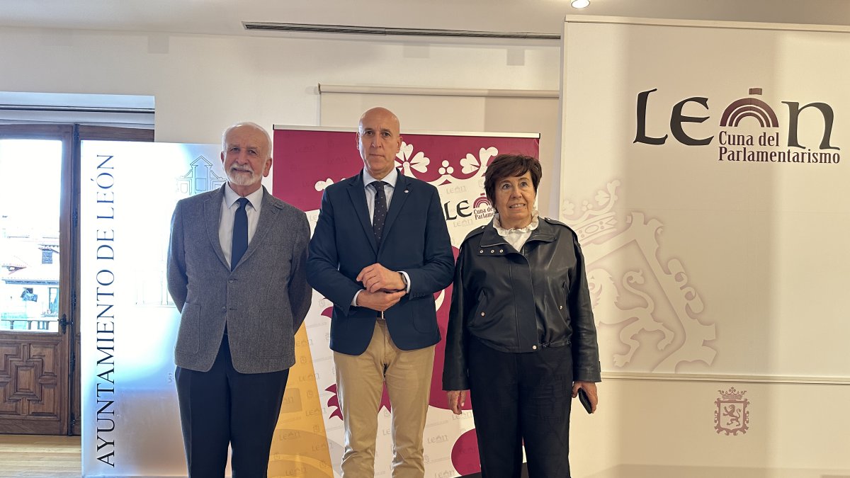 El académico Salvador Gutiérrez, junto al alcalde de León, José Antonio Diez y la concejala de Acción y Promoción Cultural, Elena Aguado