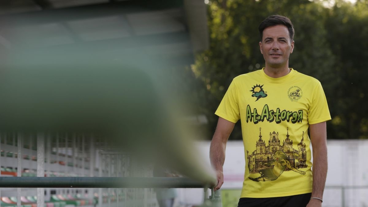 José Luis Lago ha guiado la nave del Atlético Astorga hacia la permanencia en la Segunda RFEF.