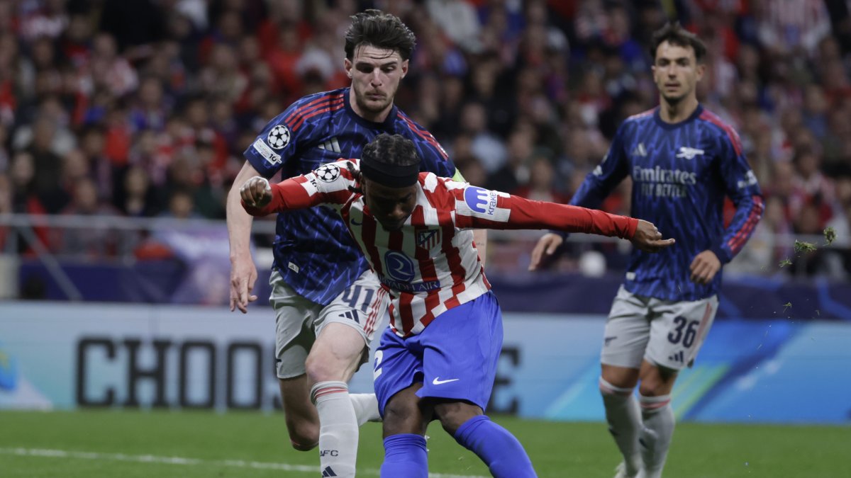 Lookman juega un balón ante Declan Rice, en el partido de ida de las semifinales de la Liga de Campeones entre Atlético de Madrid y Arsenal.