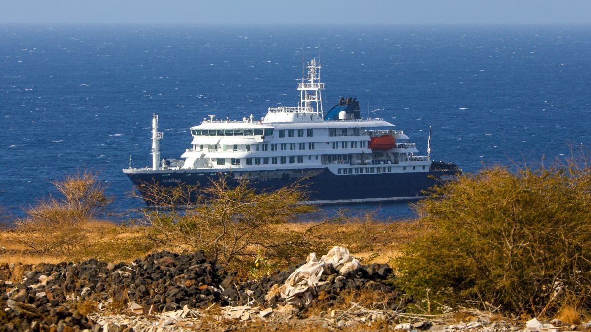 El crucero de lujo MV Hondius parado en la costa de Cabo Verde.