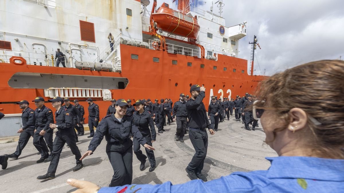 Miembros de la XXX Campaña Antártica del Buque Hespérides desembarcan en el Arsenal de Cartago.
