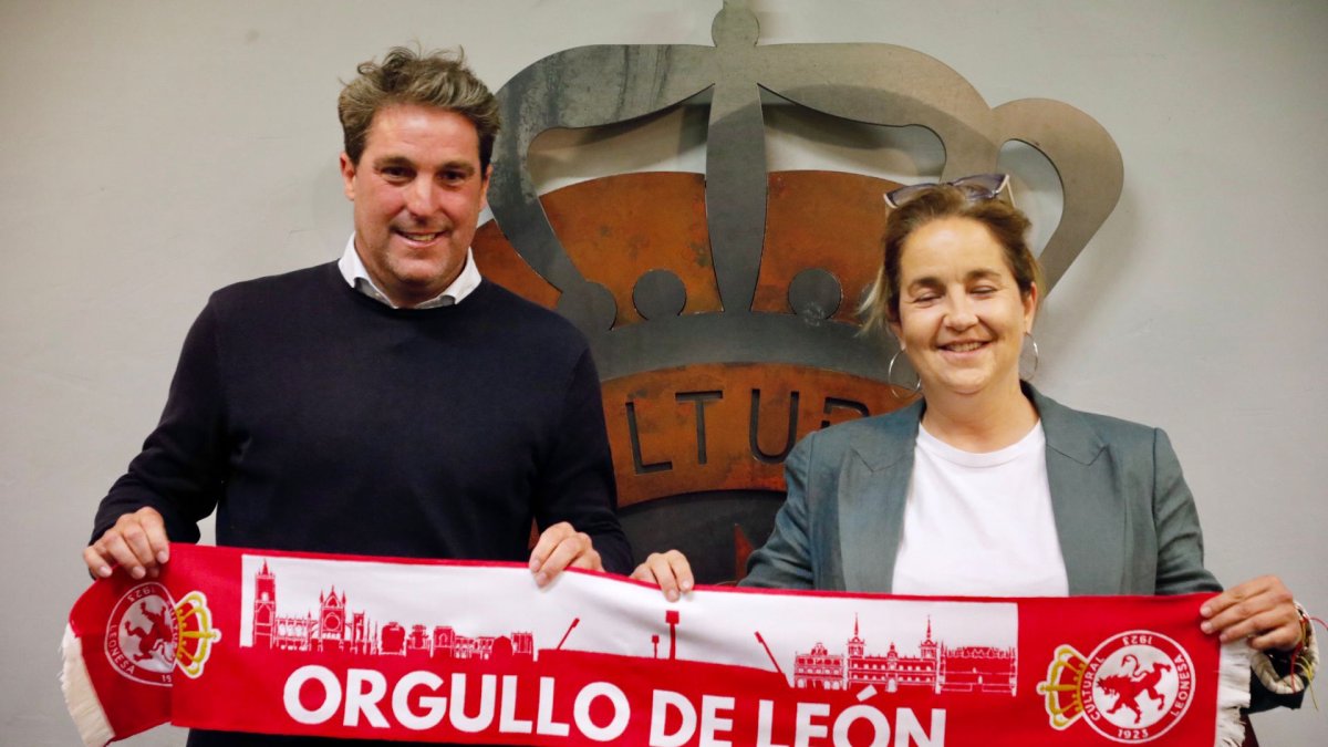 Asier Goiria y Natichu Alvarado, durante la presentación del nuevo director deportivo de la Cultural Leonesa.