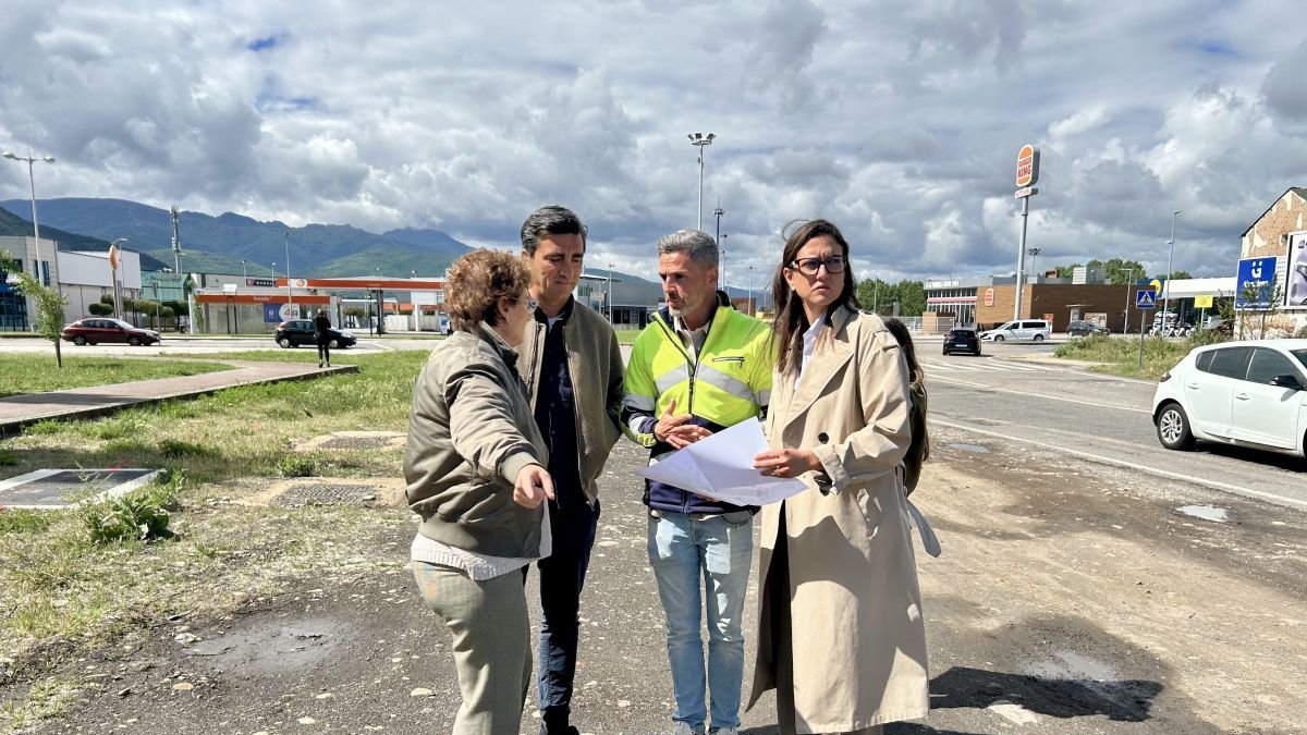 La edil Lidia Coca y los responsables de la obra.