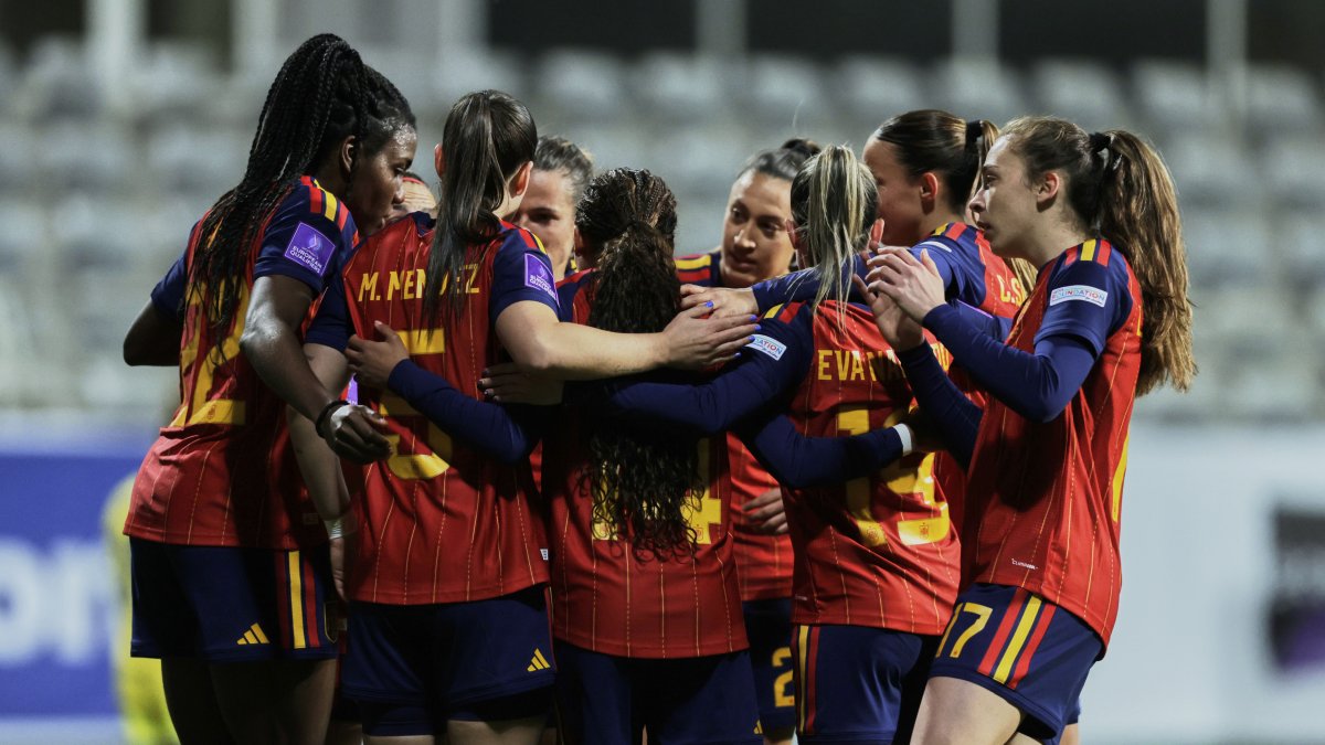 Las jugadoras de España celebran uno de los goles durante el encuentro de clasificación para la Copa Mundial de Fútbol Femenino Brasil 2026.