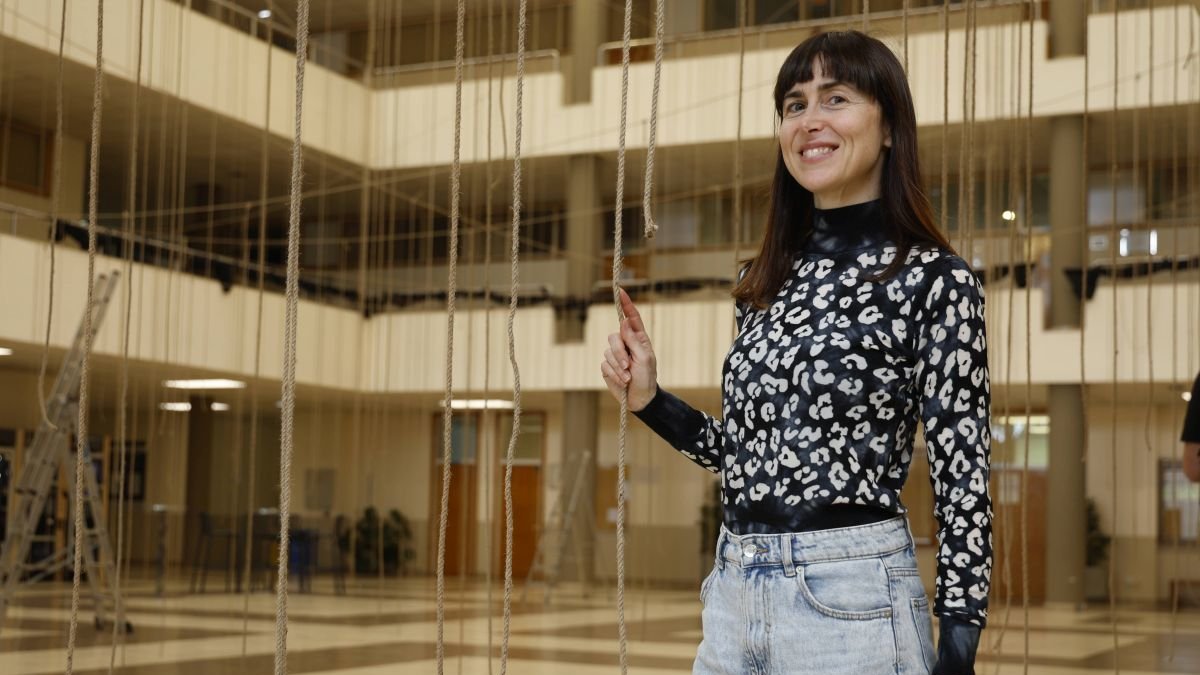 Cristina Hurtado junto a su obra.
