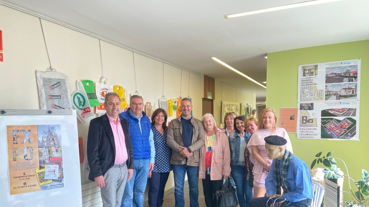 La exposición se puede ver en el Ayuntamiento de Sariegos.
