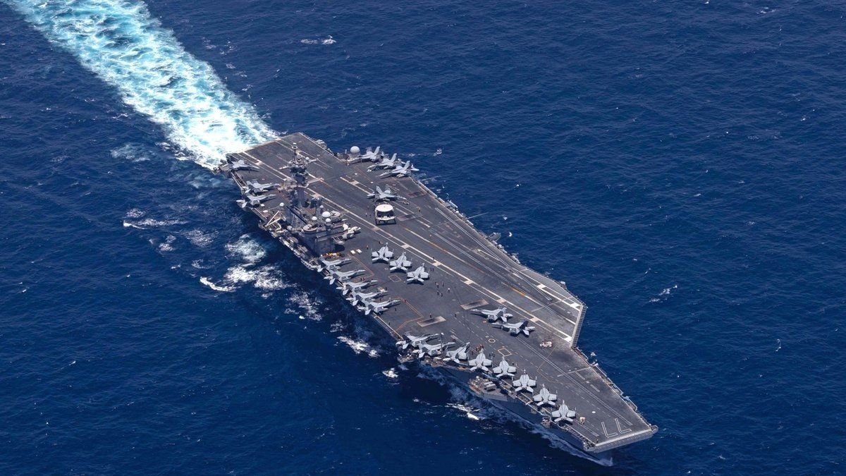 El USS George H.W. Bush navega por el mar Arábigo mientras las fuerzas estadounidenses hacen cumplir el bloqueo naval.