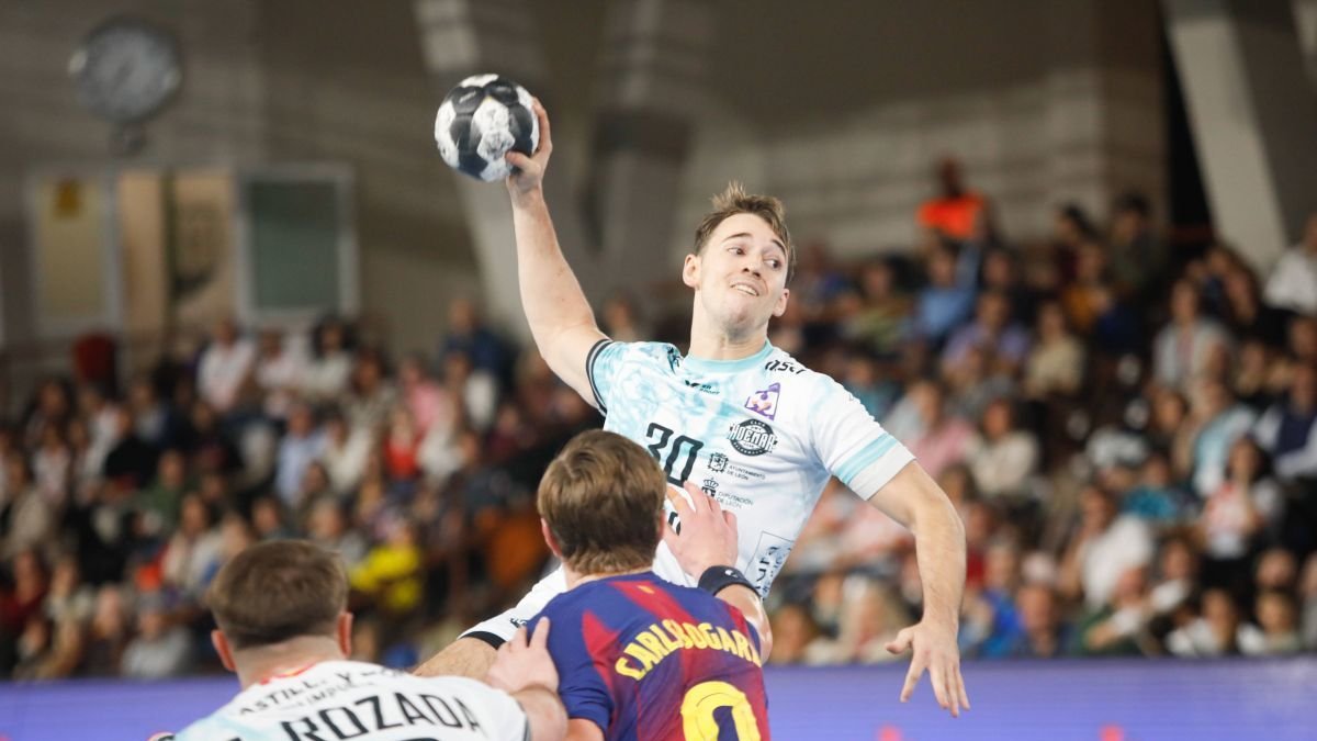 Aitor Albizu lanza a portería en el partido de la 1º vuelta entre Ademar y Barcelona.