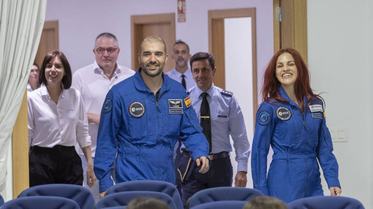 Los astronautas leoneses Pablo Álvarez y Sara García.