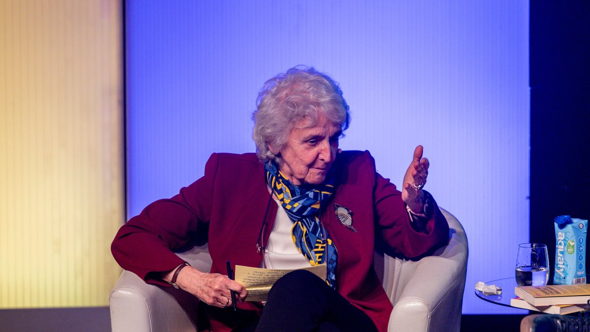 Archivo - La periodista, Soledad Gallego Díaz, durante una charla con el director de Le Monde diplomatique, José Natanson, sobre su nuevo libro 'Venezuela: Ensayo sobre la descomposición', en el Anfiteatro Gabriela Mistral de Casa América.