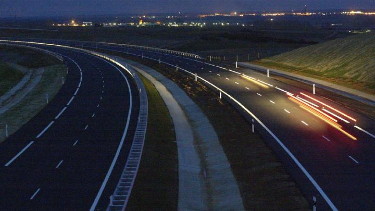 La DGT utiliza paneles de mensaje variable (PMV) en autopistas y autovías para mostrar la matrícula de vehículos que cometen infracciones, como el exceso de velocidad.