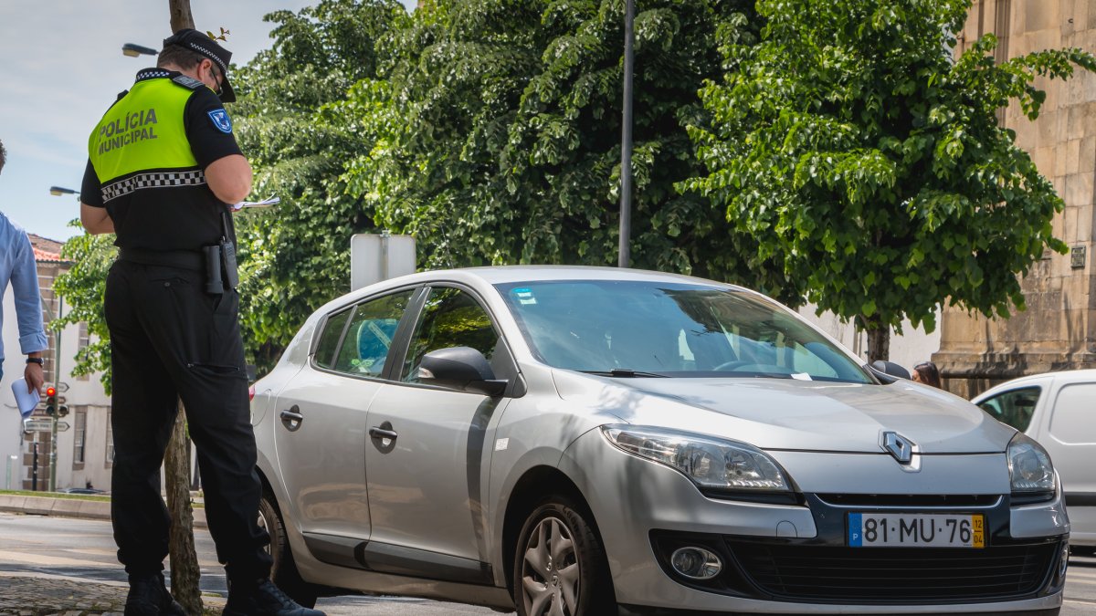 Policía revisa y escribe una multa de tráfico