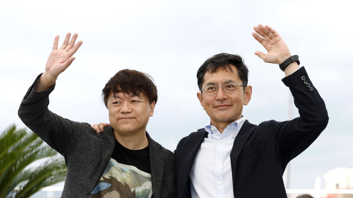 El director japonés Goro Miyazaki y Kenichi Yoda de Studio Ghibli.
