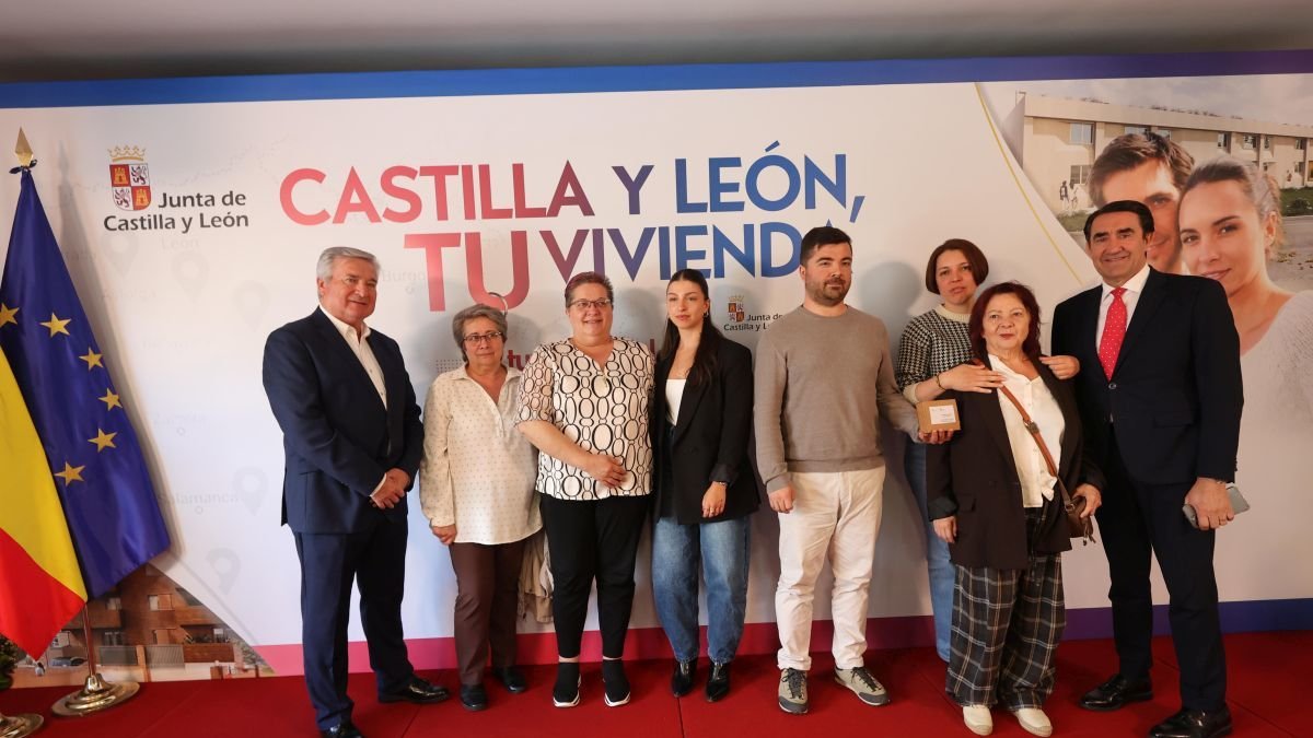 El alcalde Raúl Valcarce y el consejero Suárez Quiñones con los adjudicatarios de vivienda y sus familiares en Carracedelo.