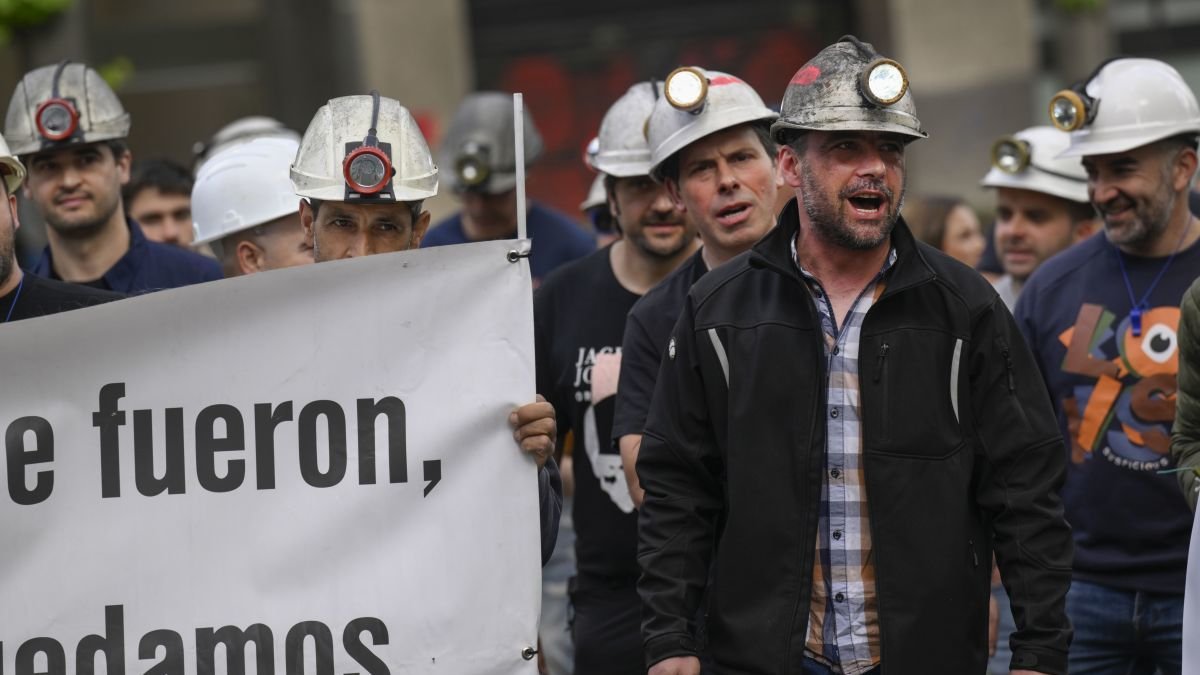 Trabajadores de TYC Narcea protestan por las calles de Oviedo el pasado mes de abril.