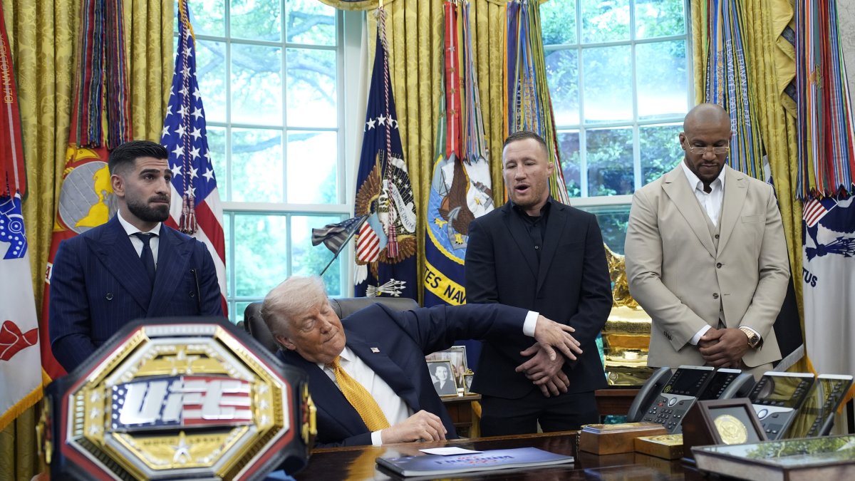 Trump gesticula en el Despacho Oval de la Casa Blanca.
