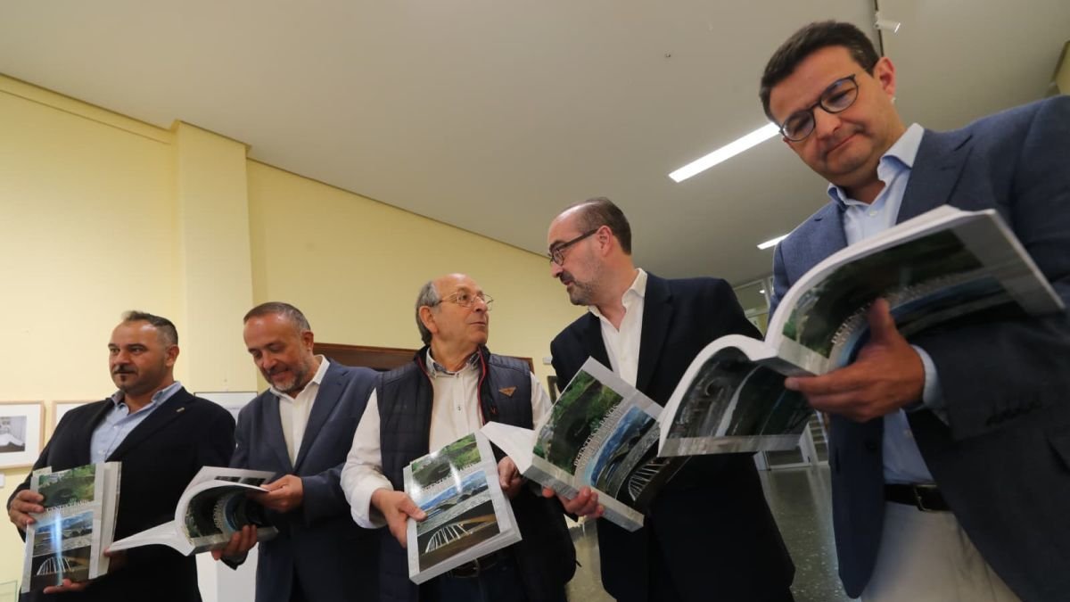 El autor con los asistentes al acto